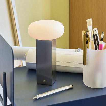 Matala kannettava lamppu terästä