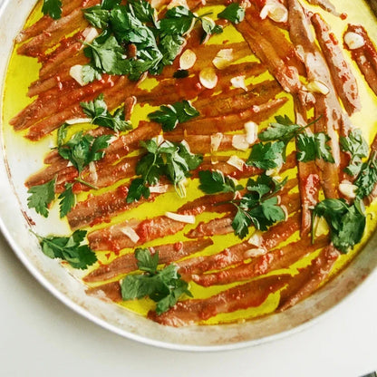 Sardellen in der Dose mit Knoblauch und Petersilie