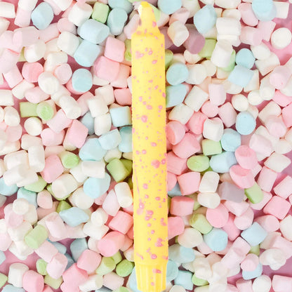 gult stearinljus med rosa konfetti 