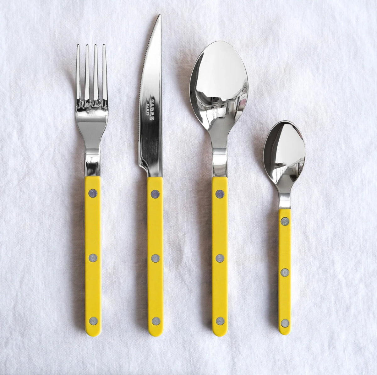 sabre bistrot bestickset mot vit duk