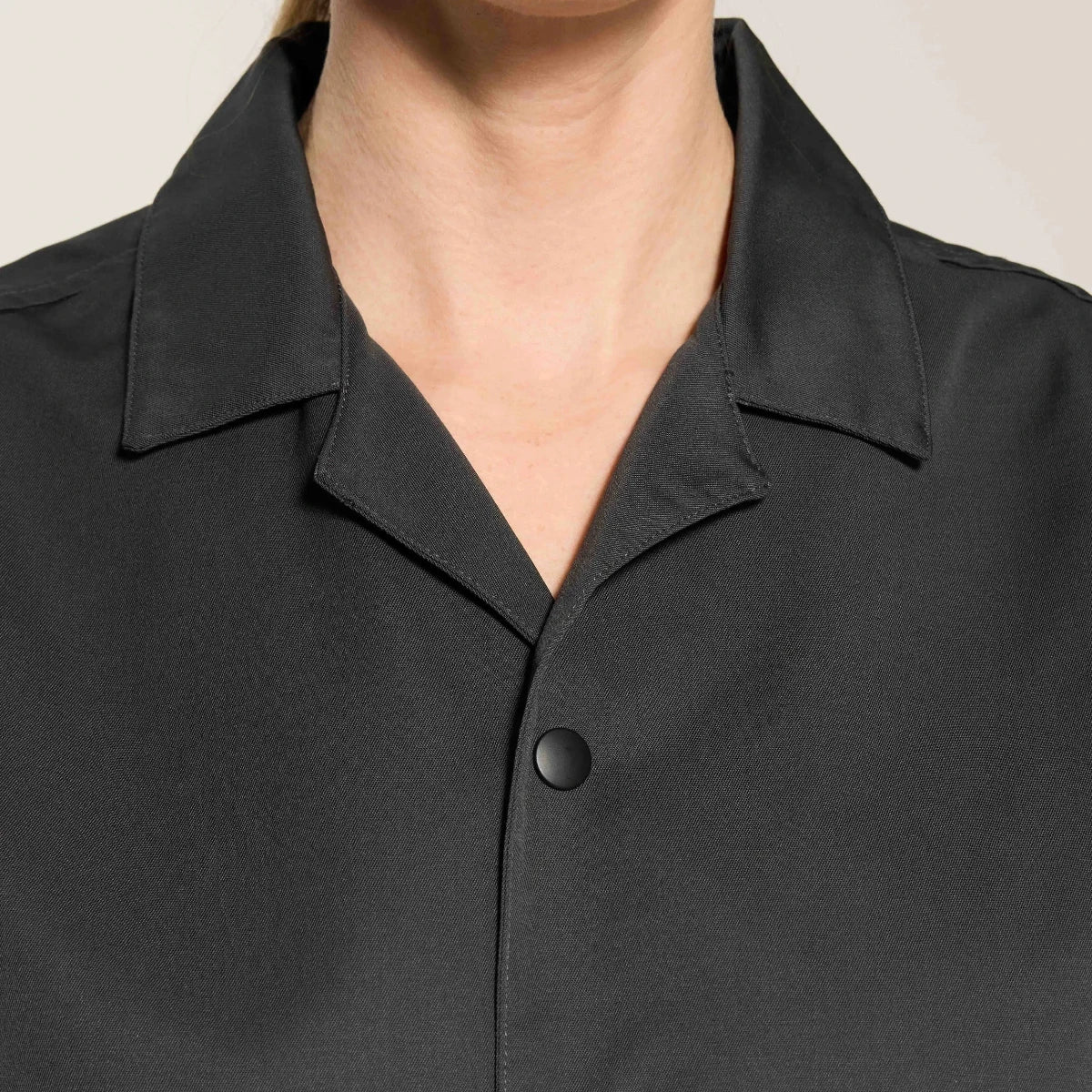 Modellbild närbild på kvinna som bär smör clothing camp collar skjorta svart