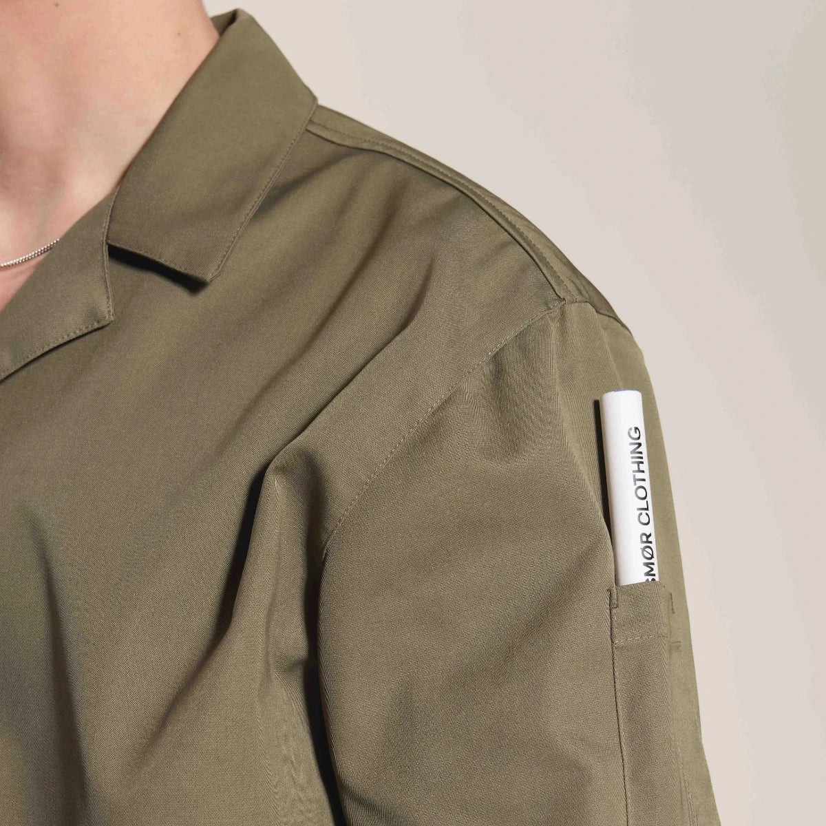smear clothing modellbild närbild man som bär camp collar skjorta olivgrön