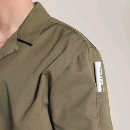 smear clothing modellbild närbild man som bär camp collar skjorta olivgrön