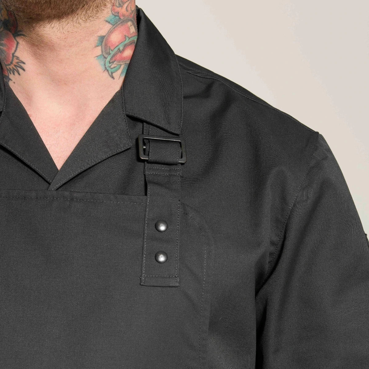 Förkläde smor clothing svart närbild modellbild