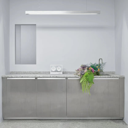 högtalare transparent sound small vit I stilrent käk med blommor på diskbänken